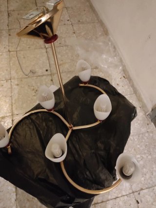 Lámpara de techo dorada y blanca