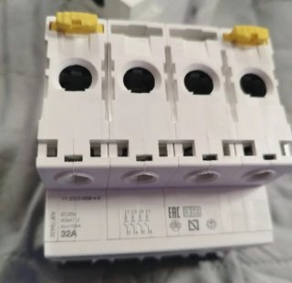 magnetotérmico iC60N,4P,32A,curva C ref. A9F79432.