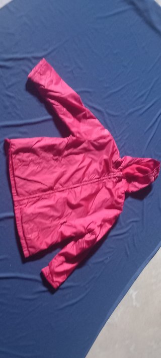 Impermeable Rojo con Capucha, calentito.