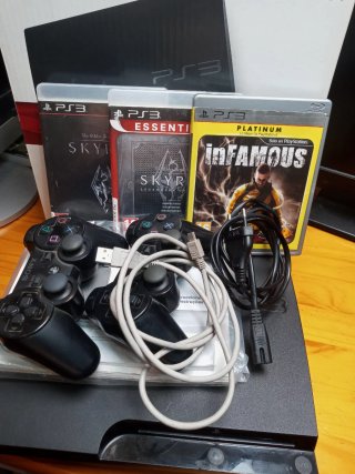 PS3 + 2 mandos + 3 juegos + bateria