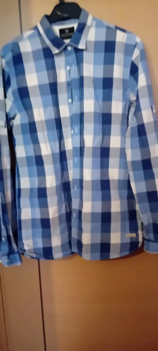 Camisa de cuadros azules y blancos