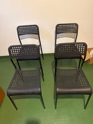 Mesa negra con sus 4 sillas