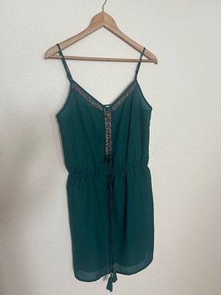Vestido verde con detalles