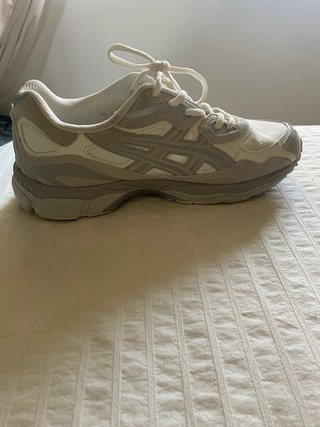 Zapatillas Asics Blancas y Grises