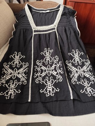 Blusa negra con bordados blancos