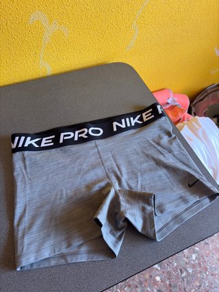 Pantalón corto Nike Pro gris