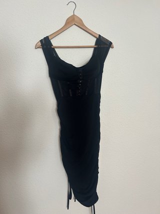 Vestido negro ajustado con cordones