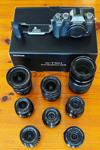 FUJIFILM X-T50 y, aparte, 8 Objetivos.