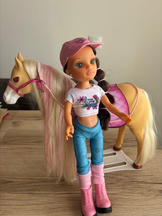 Nancy un día con su caballo sin usar