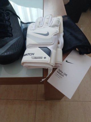 Guantes Nike GK Match y Botas Negras