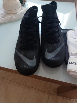 Guantes Nike GK Match y Botas Negras