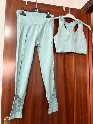 Conjunto deportivo teal leggings y top