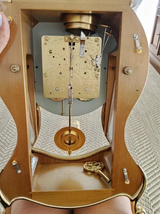 Reloj de pared antiguo estilo neuchâtelois.