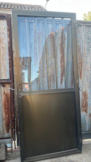Puerta aluminio con cristal y reja