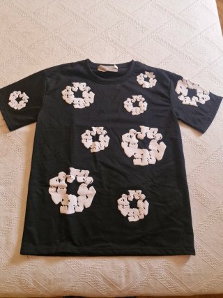 Camiseta negra con apliques blancos