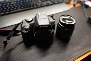 Canon EOS 2000D + objetivo + funda + batería