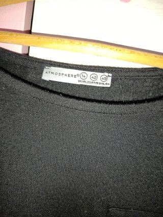 Jersey negro con bolsillo y detalle inferior