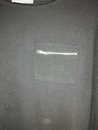 Jersey negro con bolsillo y detalle inferior