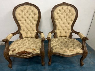 Pareja de butacas de madera y tela