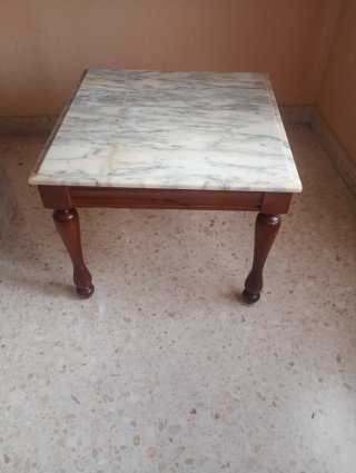 Mesa de mármol y madera