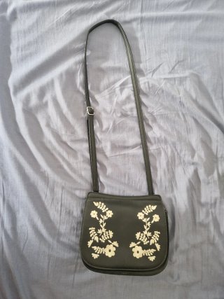 Bolso bandolera negro bordado floral