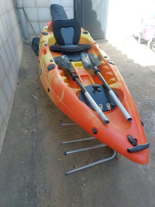 Kayak de pesca monoplaza naranja y amarillo