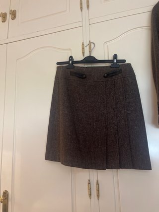Falda marrón con detalles