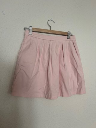 Falda rosa plisada