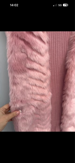 Chaleco peludo rosa Bershka