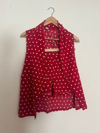 Chaleco de lunares rojo y blanco con pantalln