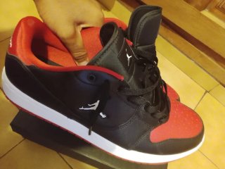 Zapatillas Jordan Negras y Rojas