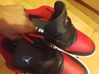 Zapatillas Jordan Negras y Rojas