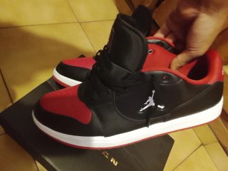Zapatillas Jordan Negras y Rojas