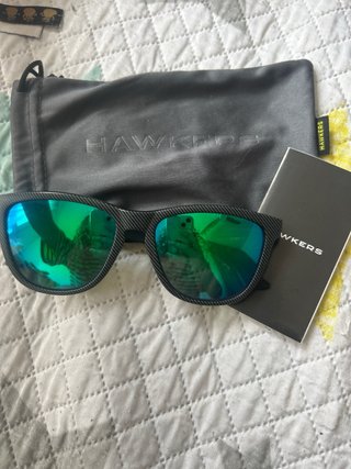 Gafas de sol negras y verdes