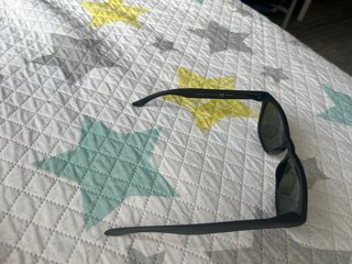 Gafas de sol negras y verdes