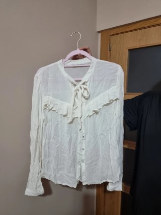 Blusa Blanca con Nudo y Volantes