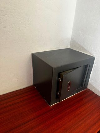 Caja fuerte de llave negra