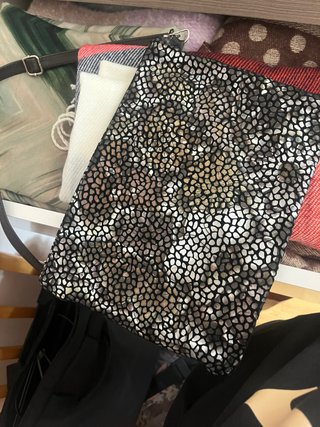 Bolso de mano con textura metalizada