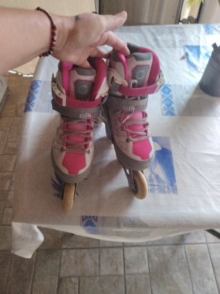Patines en línea rosas y grises