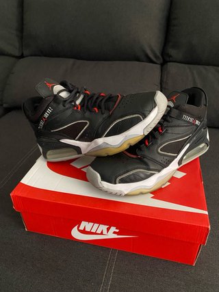 Zapatillas Jordan Negras y Rojas TALLA 44