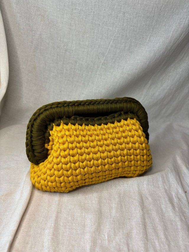 Borsa clutch fatta all'uncinetto verde e gialla
