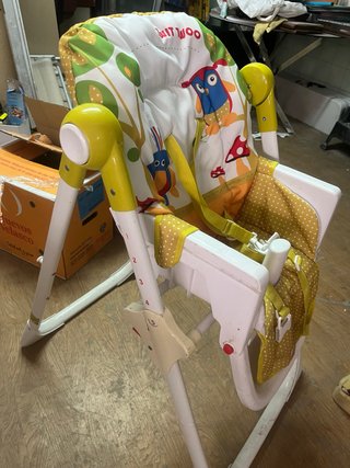 Trona de bebé con estampado infantil