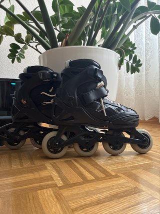 Patines en línea negros con mochila.