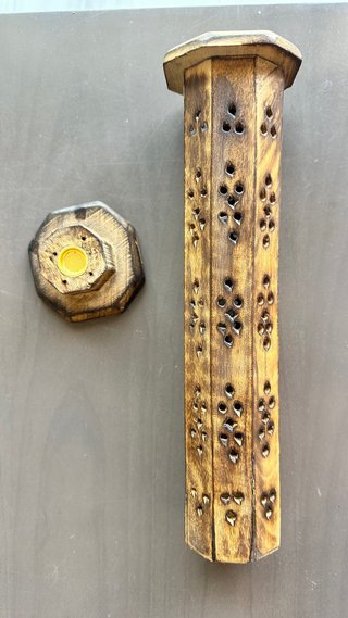 Porta incienso de madera tallada