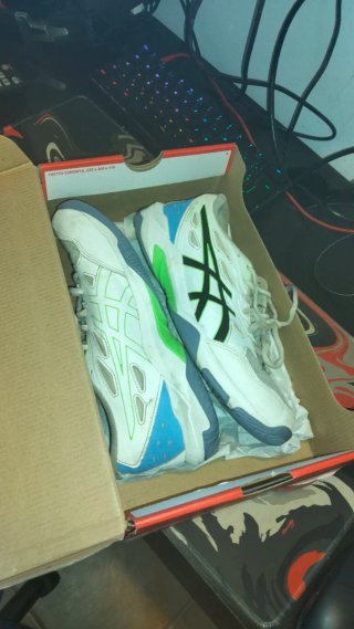 Zapatos ASICS blancos y azules