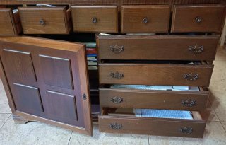 Mueble Antiguo de Madera con Cajones