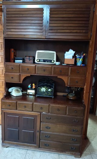Mueble Antiguo de Madera con Cajones