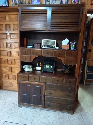 Mueble Antiguo de Madera con Cajones