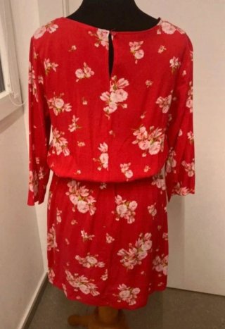 Elegante vestido rojo con flores