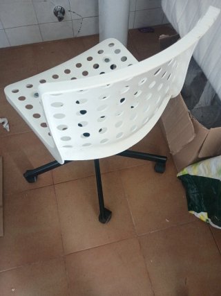 Silla de oficina blanca con ruedas